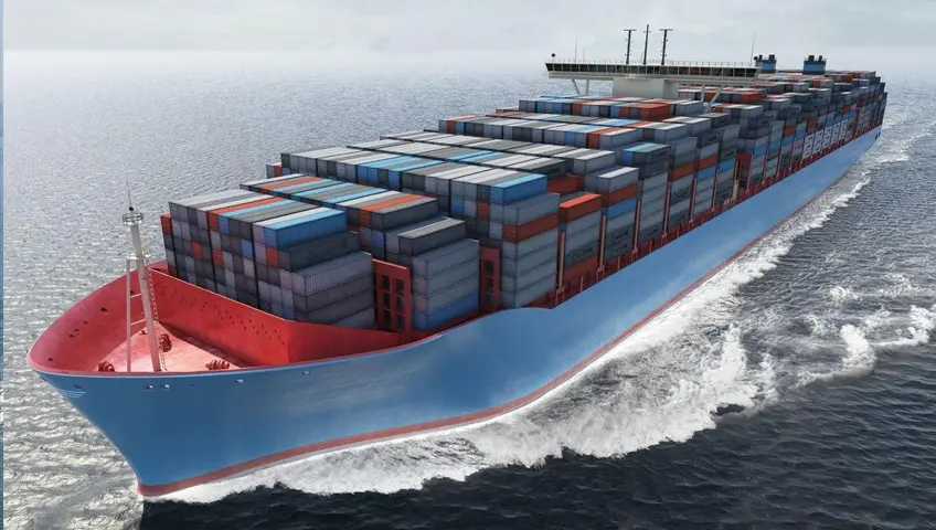 Barco de contenedores en el océano